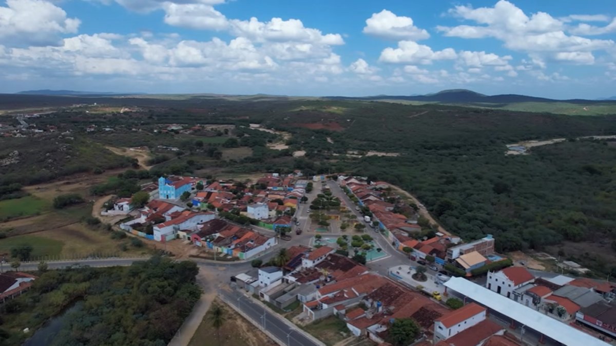 As temperaturas costumam variar entre 24 °C e 34 °C ao longo do ano, com predomínio de tempo seco (Foto: Reprodução YouTube)
