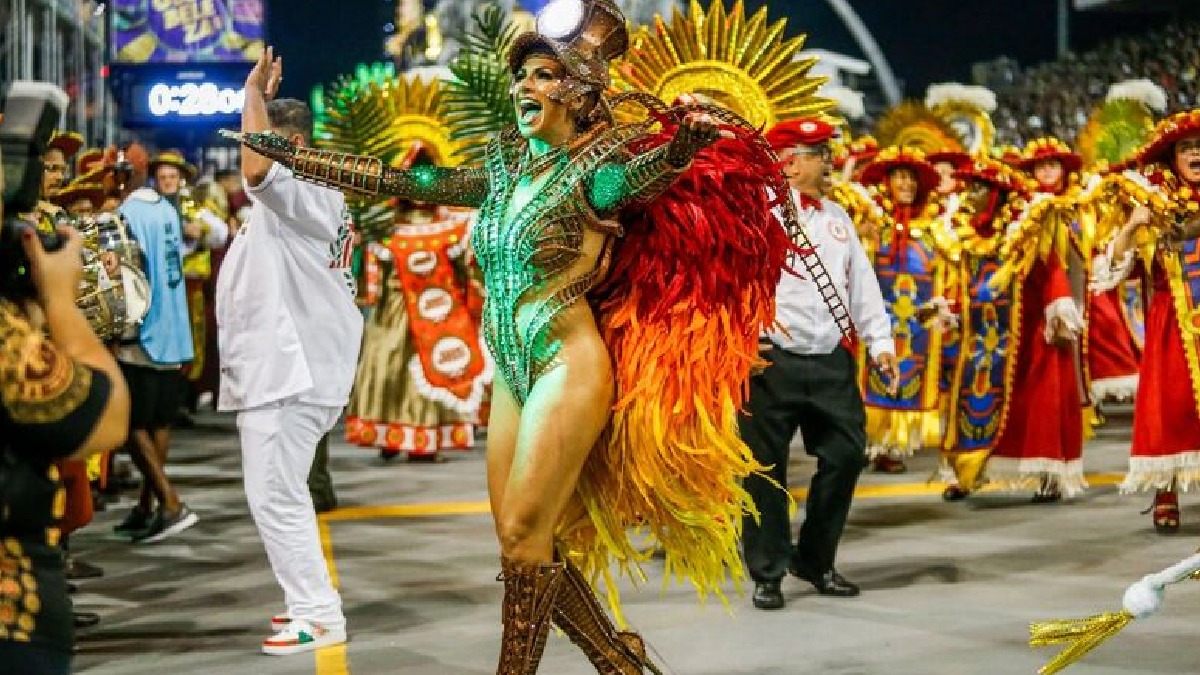 Aline Oliveira é uma das rainhas de bateria mais tradicionais do Carnaval de São Paulo. Foto: Paulo Pinto/Agência Brasil