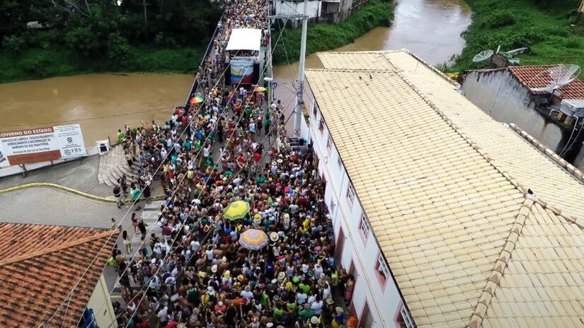 4) O objetivo declarado é segurar a identidade do "Carnaval das Marchinhas" e evitar que foliões deixem blocos e cortejos para ficar em bares ouvindo outros estilos uma disputa de atenção que motivou o decreto, segundo a Prefeitura. Foto: Reprodução/Youtube.