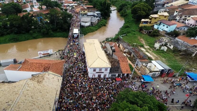 3) Quem tenta "furar" a tradição pode acabar no bolso: bandas ou carros de som que tocarem outro ritmo podem ser multados em R$ 1.028, com possibilidade de o valor dobrar em caso de reincidência, conforme reportagens sobre a medida. Foto: Reprodução/Youtube.