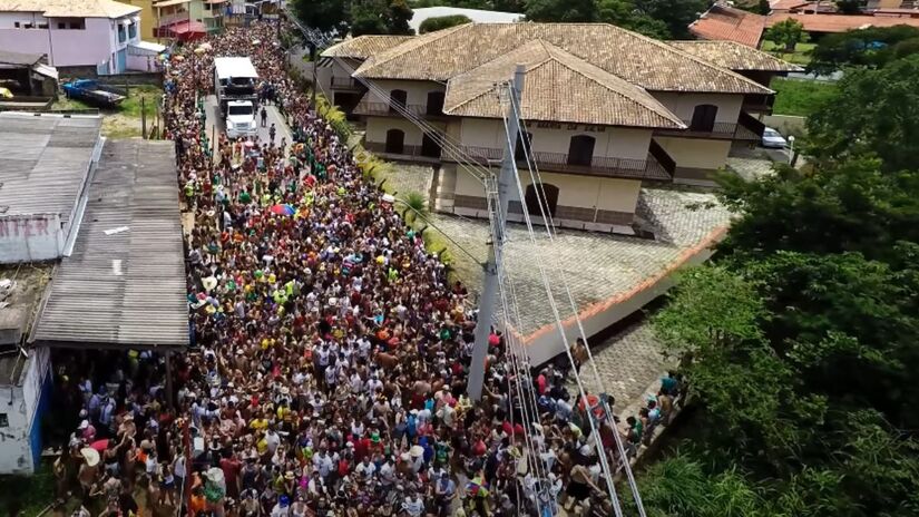 1) Em São Luiz do Paraitinga (SP), um decreto municipal "fecha" o som do Carnaval: a marchinha vira música oficial e a cidade proíbe a propagação de outros gêneros no Centro Histórico e em áreas delimitadas do evento. Foto: Reprodução/Youtube.