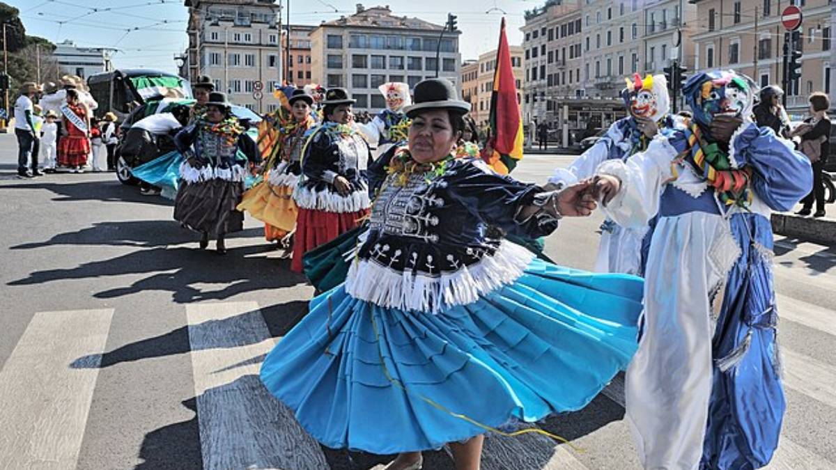 Mas a verdade é que a festa atravessa fronteiras e ganha estilos bem diferentes em várias partes do planeta (Foto: Vsatinet/ Wikimedia Commons)
