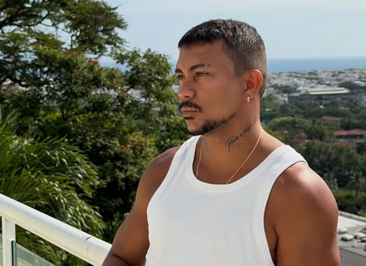 Ator e cantor faz sucesso na novela 'Três Graças'/Reprodução/Instagram