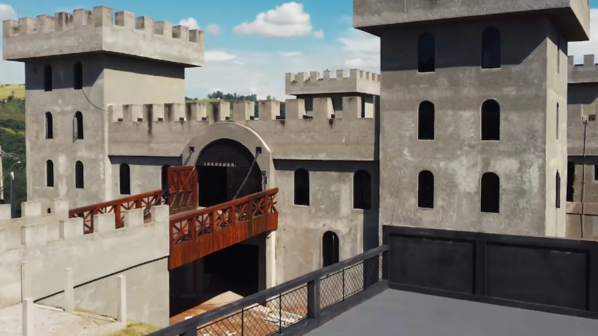 O castelo deixa de ser apenas cenário e se transforma em palco de histórias vividas em primeira pessoa.