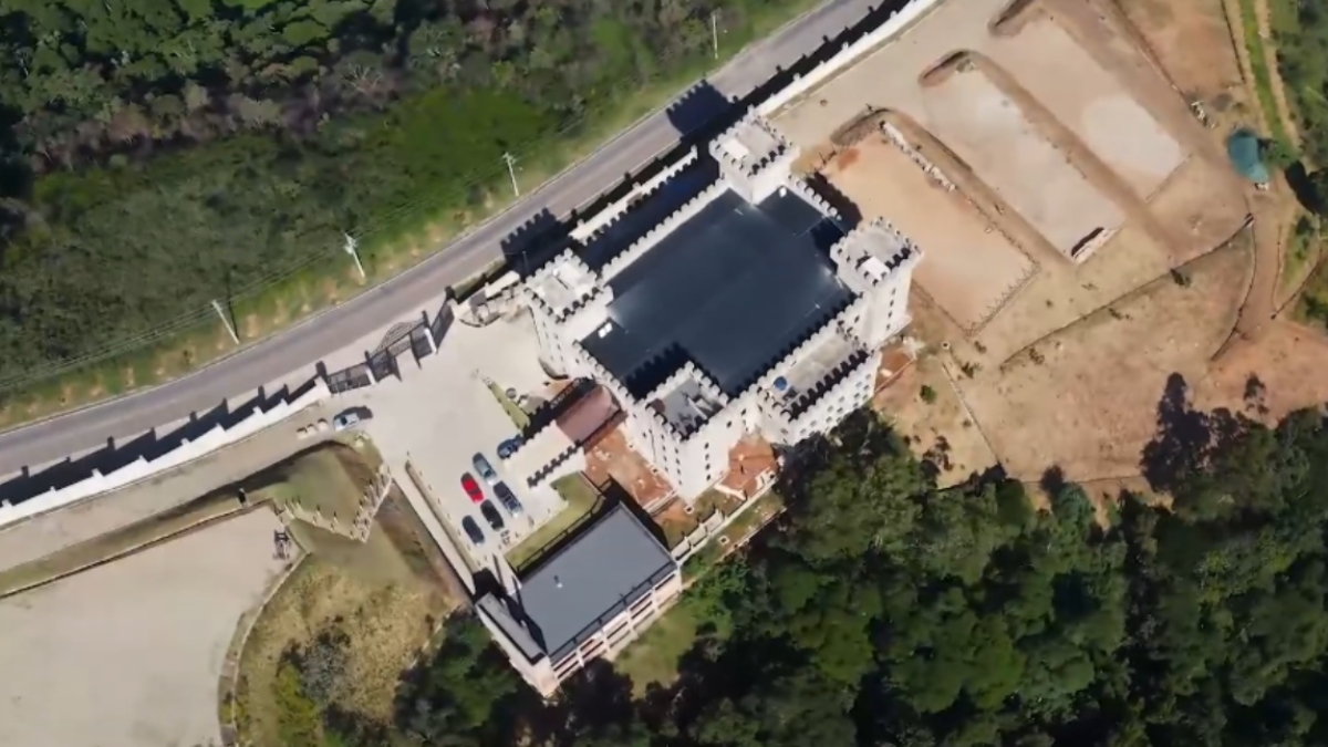 É neste espírito que o empreendimento apresenta ao público a Experiência da Vivência Medieval no Castelo, uma visitação guiada que transforma a arquitetura histórica em palco vivo da Idade Média.
