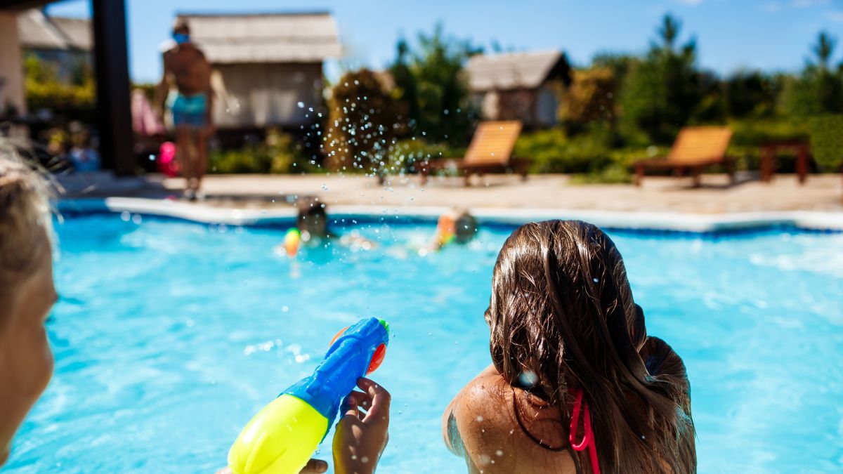 O cloro é essencial para eliminar micro-organismos em piscinas, mas precisa ser usado com dosagem controlada para evitar riscos à saúde (Freepik)
