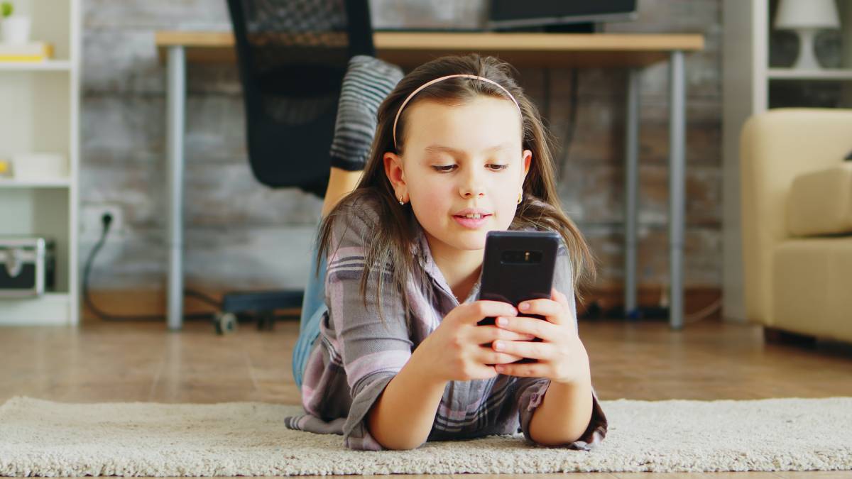 Celular na infância exige atenção, orientação e diálogo constante dentro de casa. Foto: Freepik