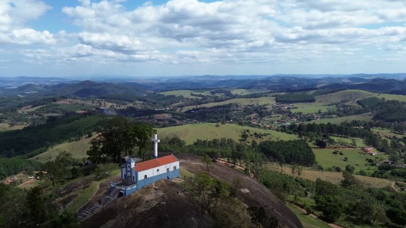 A economia local é sustentada pelo turismo (rural e religioso), pelo cultivo de eucalipto e pela produção de carvão vegetal - (Reprodução/YouTube)