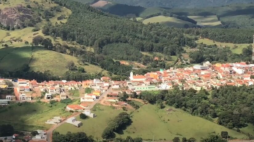 O feito fica ainda mais impressionante ao considerar o Censo de 2010: naquela oportunidade, seis municípios paulistas tinham menos de 35% de urbanização; hoje, apenas Pedra Bela permanece abaixo dessa marca - (Reprodução/YouTube)
