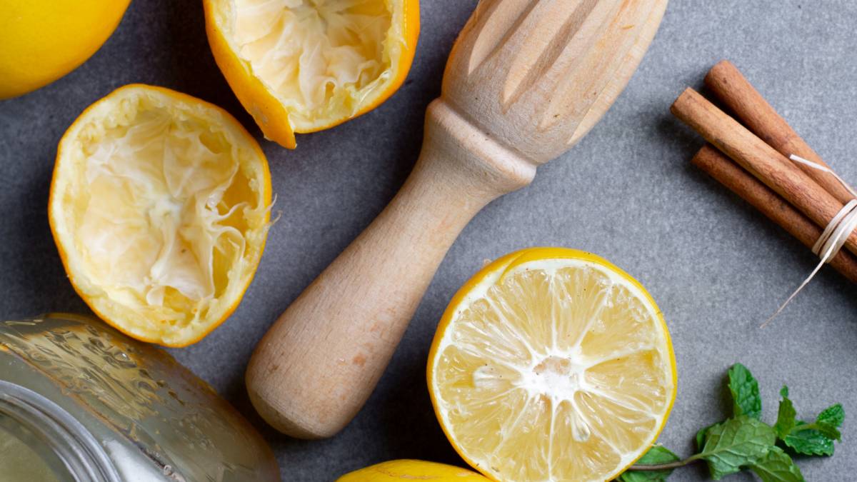 O reaproveitamento de resíduos orgânicos na limpeza resgata práticas tradicionais e reduz o uso de produtos industrializados. Foto: Freepik