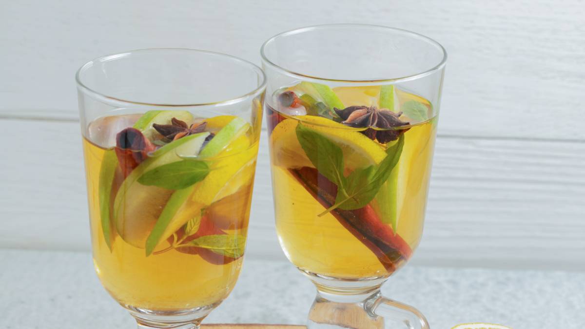 Em busca da refrescância, os vinhos mais usados nos drinks são os brancos e roses (Foto: Freepik)