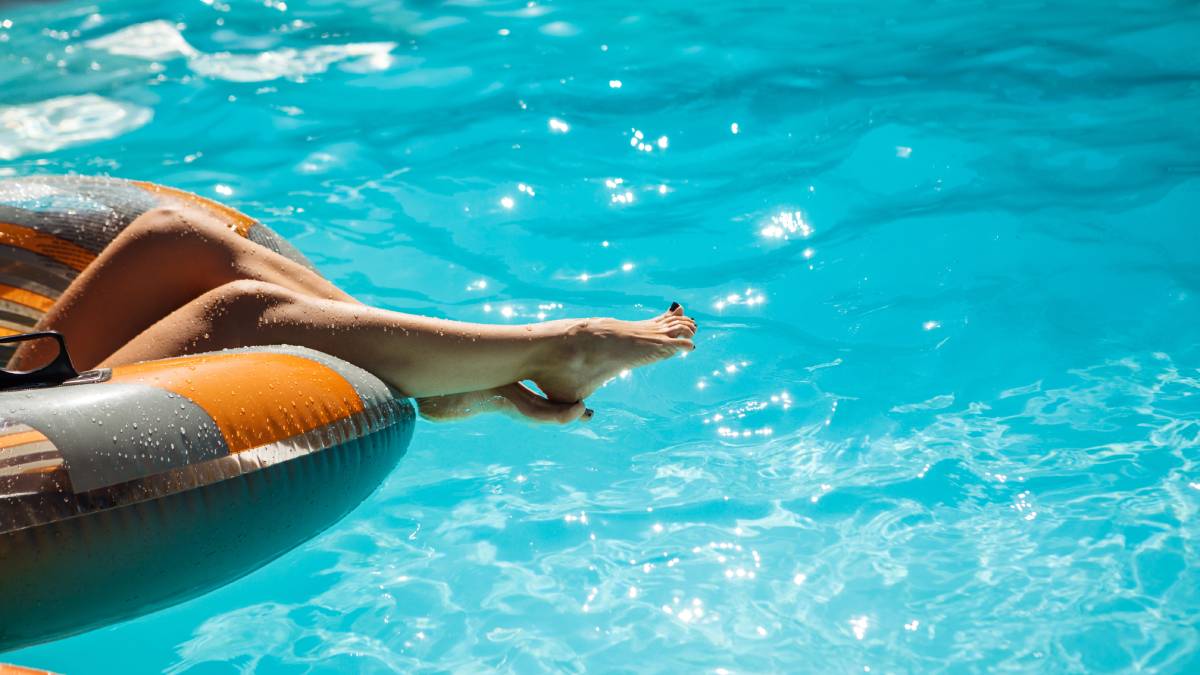 Pele, alimentação e álcool: saiba o que evitar para curtir a piscina com segurança neste carnaval (Foto: Freepik)
