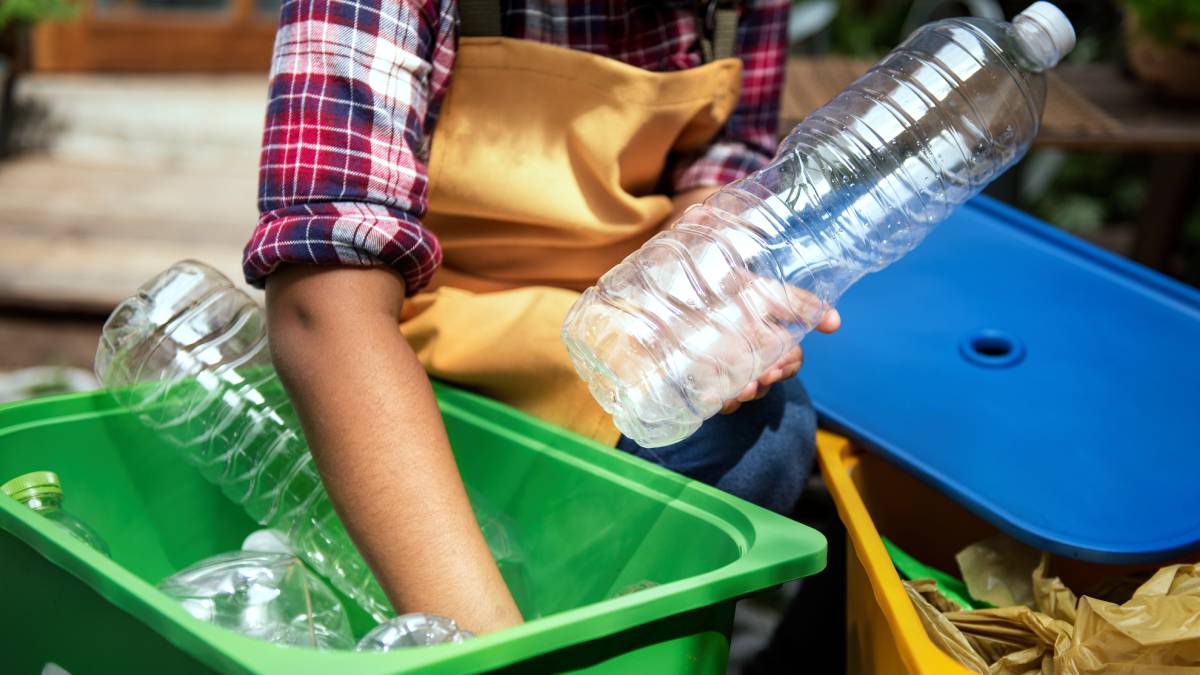 Resíduos plásticos ganham nova função ao virar matéria-prima para habitações sustentáveis. Foto: Freepik