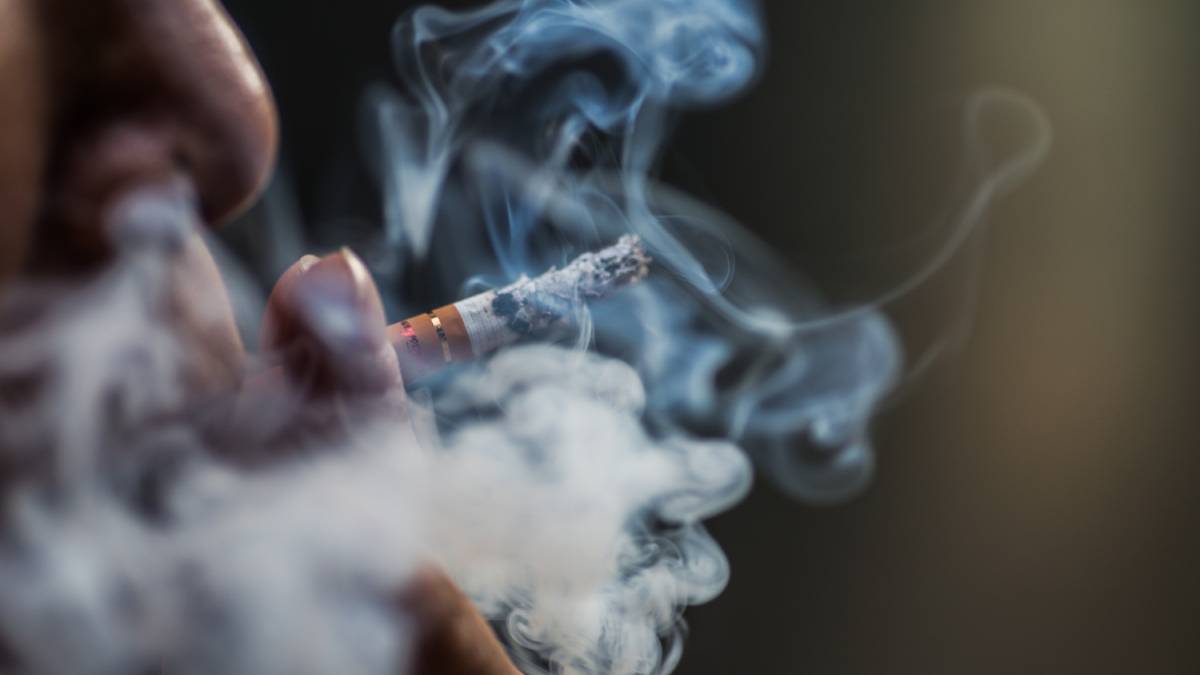 O fumo é um habito que pode contribuir para a incidência de doenças neurodegenerativas (Foto: Freepik)