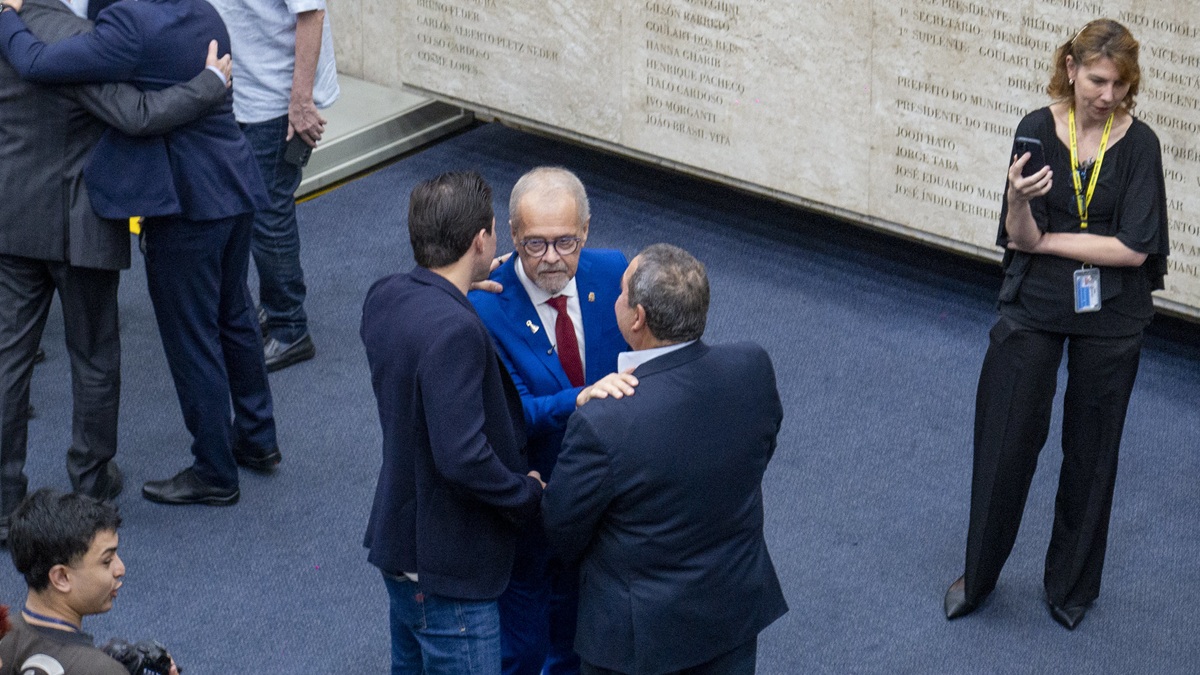 Ricardo Teixeira é cumprimentado por colegas após reeleição/Ricardo Rocha/Gazeta de S.Paulo