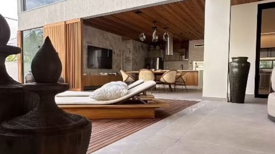 Propriedade se destaca pela piscina integrada ao jardim, além de um espaço gourmet equipado para receber eventos, churrascos e festas Reprodução: Instagram