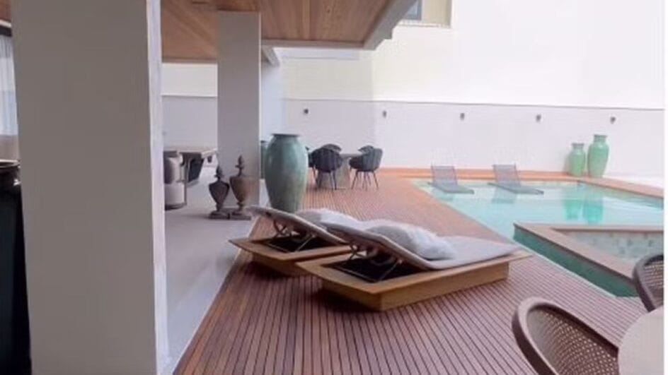 Propriedade se destaca pela piscina integrada ao jardim, além de um espaço gourmet equipado para receber eventos, churrascos e festas