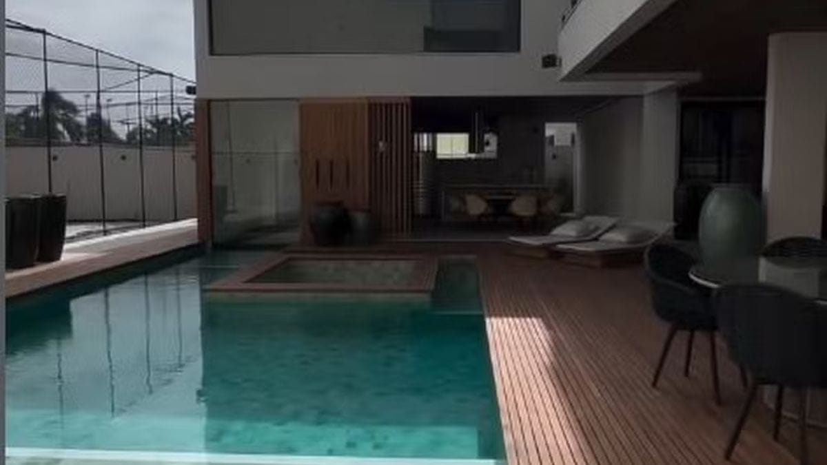 Propriedade se destaca pela piscina integrada ao jardim, além de um espaço gourmet equipado para receber eventos, churrascos e festas