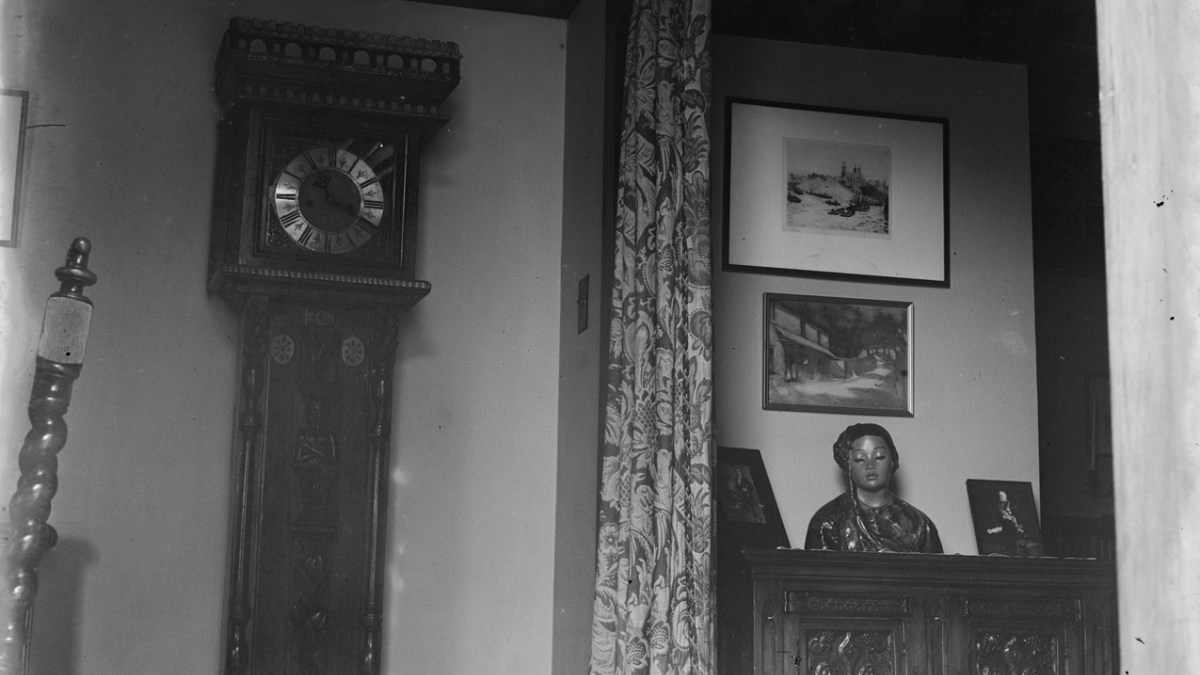 Casas antigas mostram um truque atemporal: agrupar quadros em "parede-galeria" cria presença e dá personalidade mesmo com obras pequenas e baratas. (Foto: Collins, Tudor Washington / Wikimedia Commons).