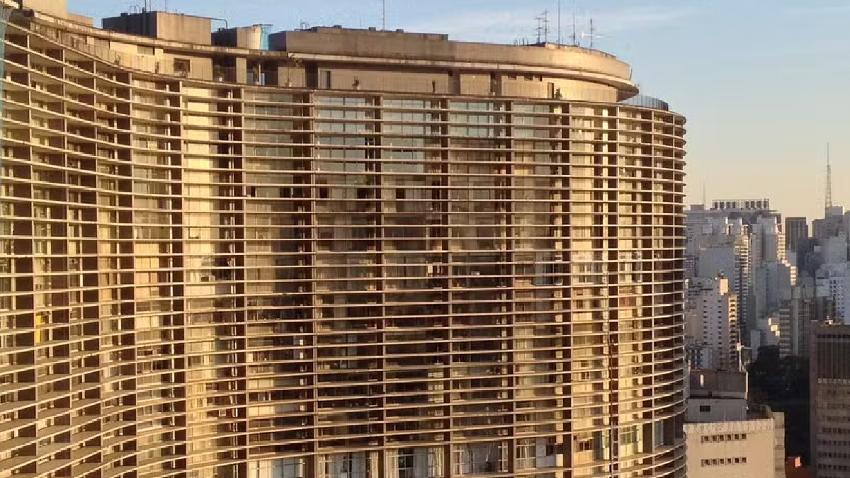 No interior do edifício, o cotidiano é pulsante, servindo como abrigo desde para estudantes universitários que alugam pequenos apartamentos até famílias que ali residem há gerações - (Kleber Narvaes/Wikimedia Commons)