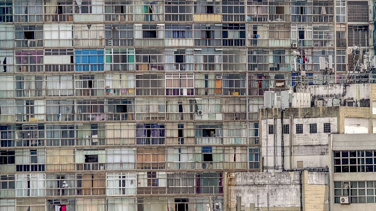 Ocupando o posto de um dos maiores complexos residenciais do País e da América Latina, estima-se que vivam ali cerca de 5 mil pessoas, um número populacional superior ao de 254 cidades brasileiras - (Rodrigo Argenton/Wikimedia Commons)