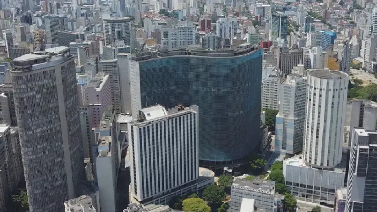A grande polêmica atual reside na rápida conversão de unidades para o aluguel de curta temporada. Dos 1.160 apartamentos, mais de 200 já são destinados ao Airbnb - (Reprodução/TV Globo)