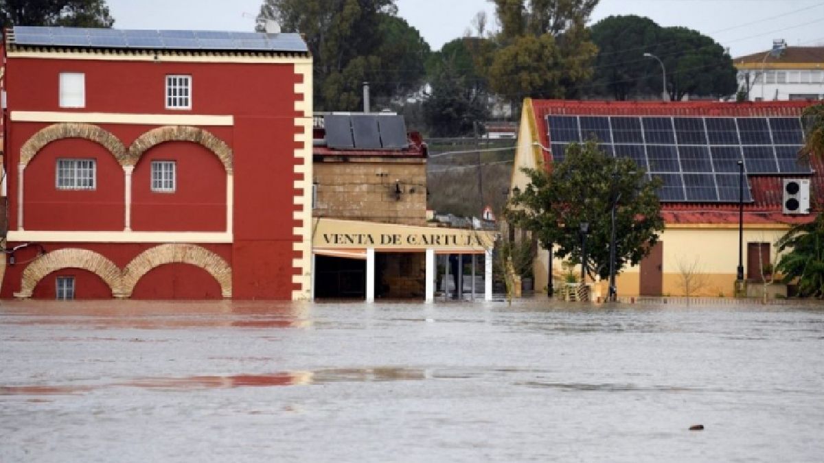 Moradores precisaram deixar suas casas para aguardar em locais seguros (Foto: Cristina Quicler/AFP)
