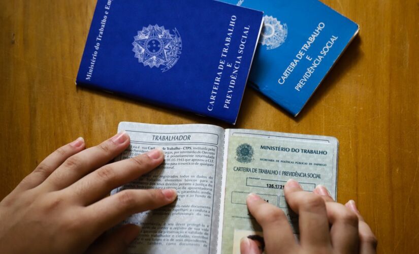O número de série e a folha da carteira física não são mais necessários para novas contratações/Andre Melo Andrade/Immagini/Folhapress