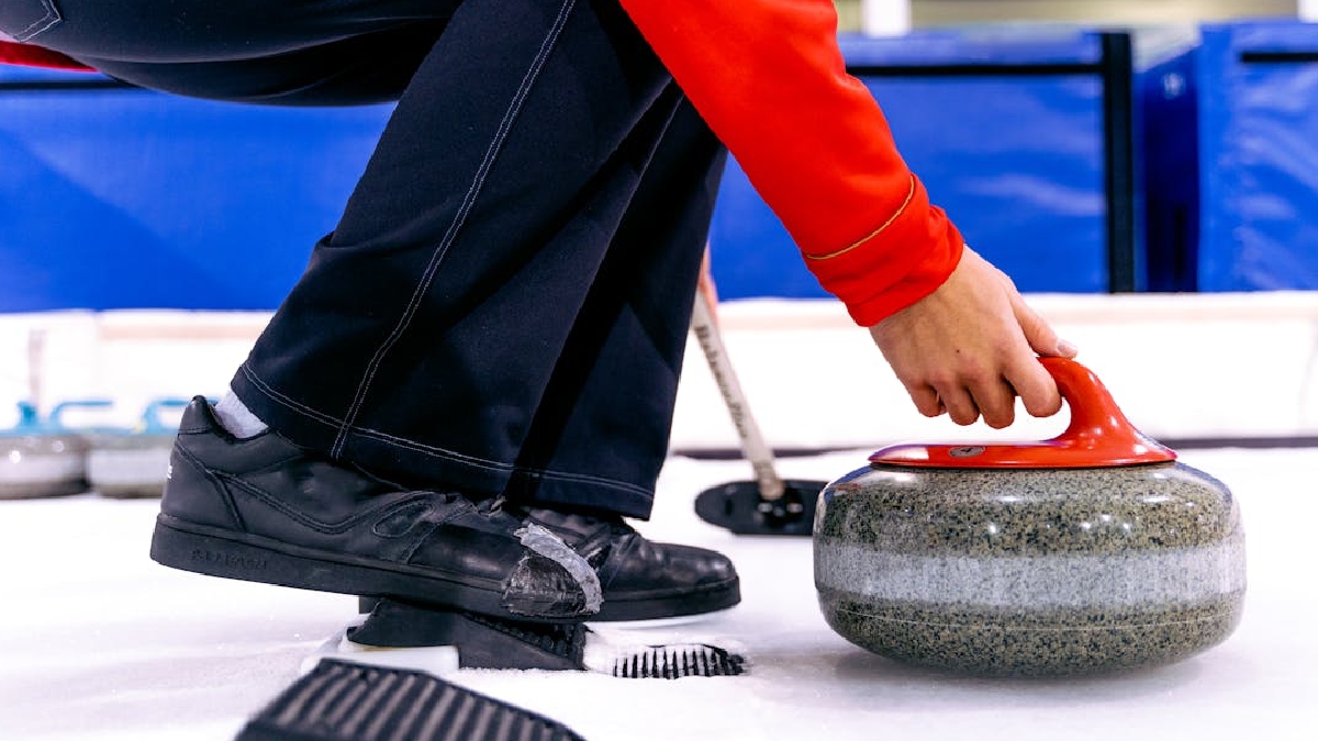 Os jogadores usam um par de sapatos com solas diferentes. Uma delas é feita de borracha para garantir aderência (gripper), enquanto a outra é de teflon ou aço inoxidável para facilitar o deslizes - (Antoni Shkraba Studio/Pexels)