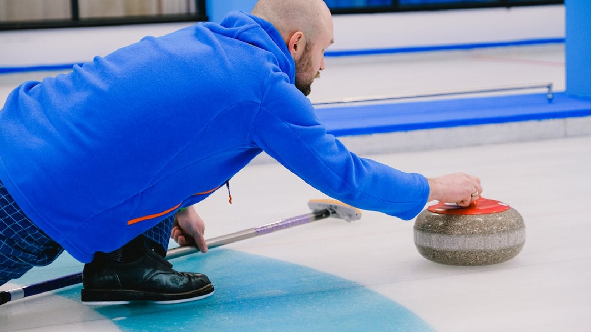 As partidas de curling reunindo equipes masculinas, femininas e duplas mistas - (Shveta Production/Pexels)