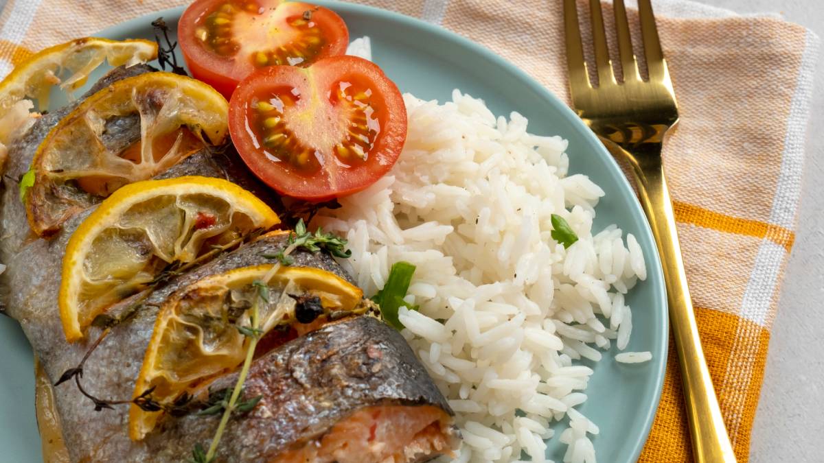 Filé de peixe grelhado com legumes é escolha prática, nutritiva e ideal para refeições leves durante a Quaresma