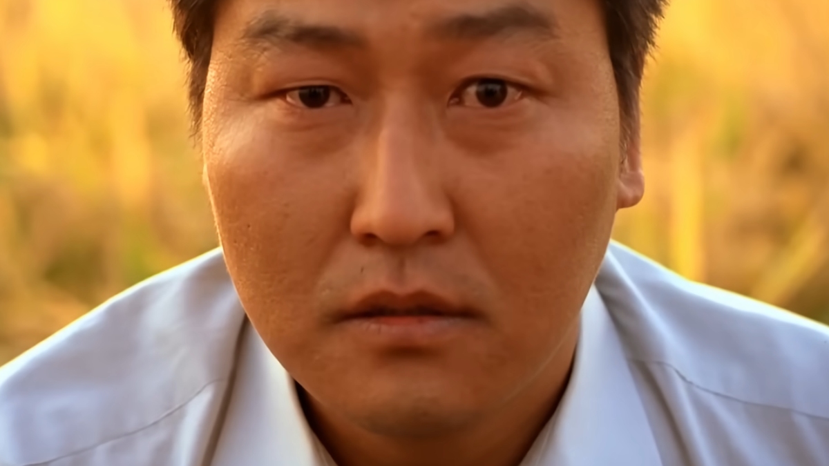 Um dos momentos mais emblemáticos do cinema sul-coreano é a cena final da obra Memórias de um Assassino, em que o detetive, interpretado por Song Kang-ho (de Parasita), olha diretamente para a câmera - (Reprodução/YouTube)