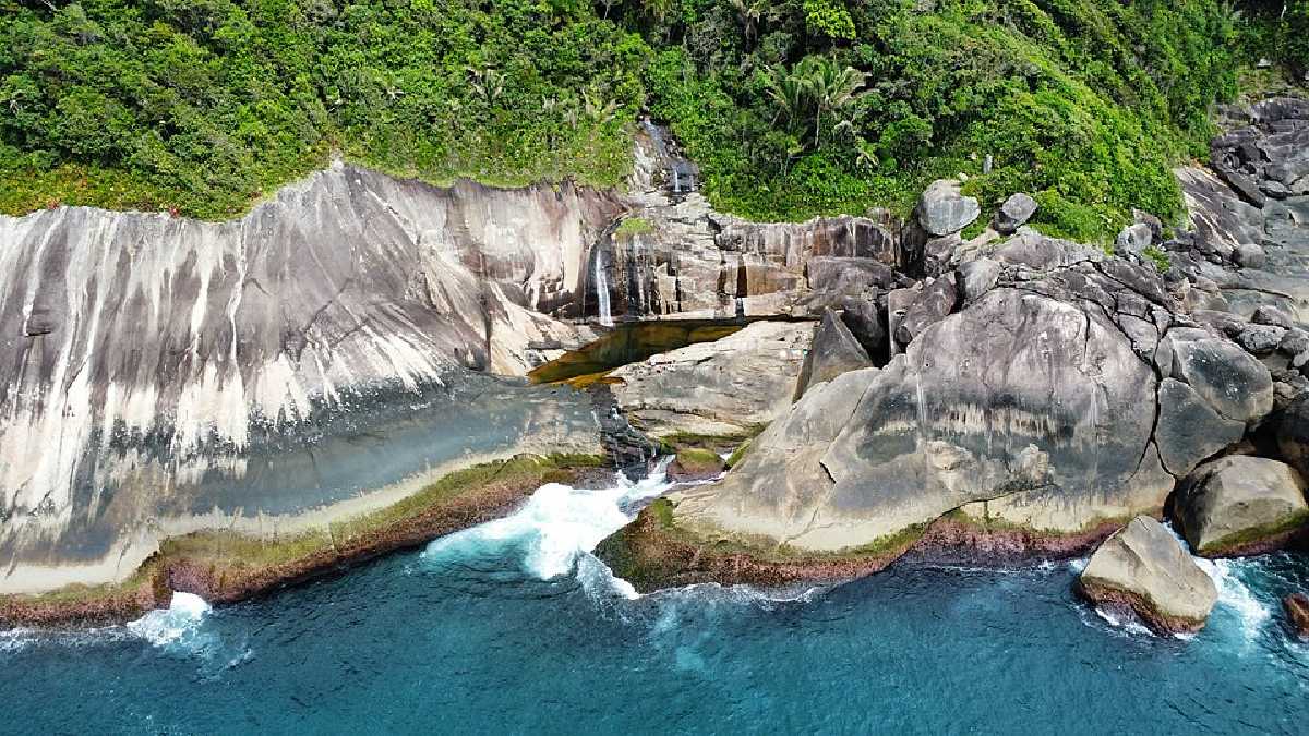 No local, há três quedas d'água, mas apenas uma permite banho e contemplação, com pedras ao redor e paisagem preservada (Foto: Adelino De Santi Júnior/Wikimedia Commons)