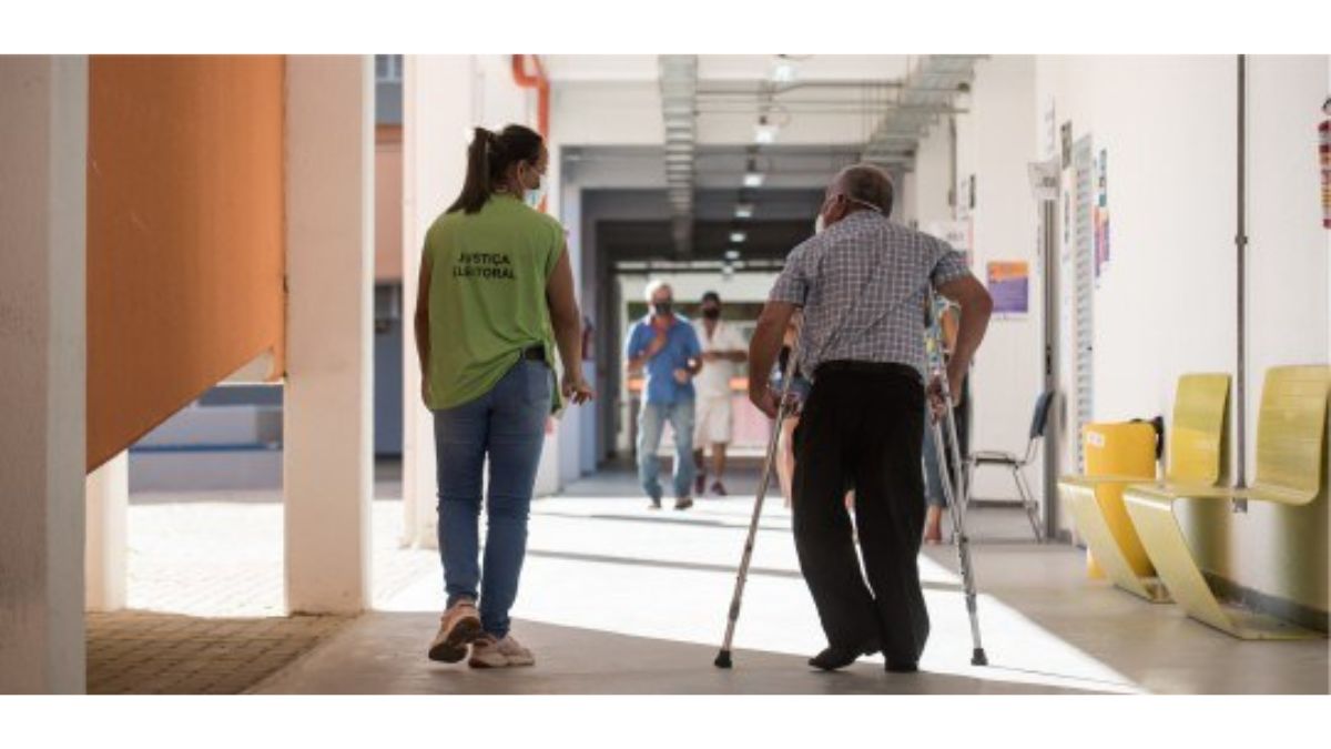 Atendimento presencial nos cartórios permite a regularização do título e a inclusão de laudos médicos para seções com acessibilidade (Foto: TRE-MG)