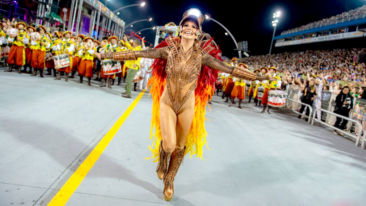 Aline Oliveira, rainha de bateria da Mocidade Alegre, durante desfile da agremiação em 2024. Foto: Felipe Araújo/Liga-SP