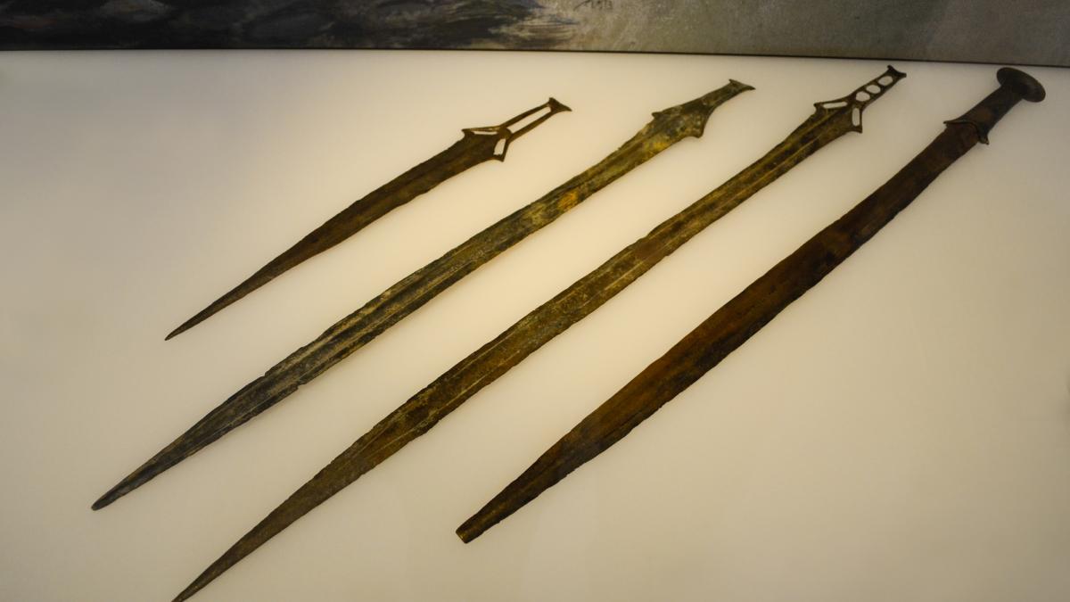 A espada foi localizada em um túmulo ao lado de restos humanos e outros objetos, o que sugere que sua presença ali era parte de um rito funerário ou uma forma de demonstrar o alto status social ou militar da pessoa sepultada. Foto: Wikimedia Commons/Dorieo