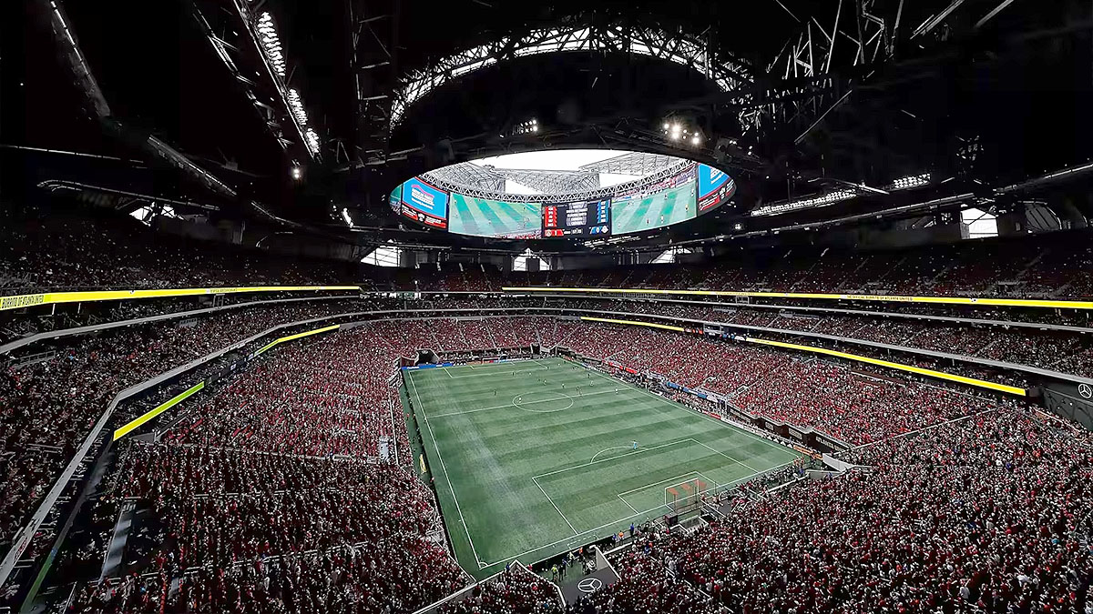O Atlanta Stadium foi projetado com foco na excelência da experiência dos torcedores. Com mais de 90 metros de altura, a estrutura tem uma cobertura retrátil e um telão de 360 graus para favorecer a visibilidade de todos. Divulgação/FIFA