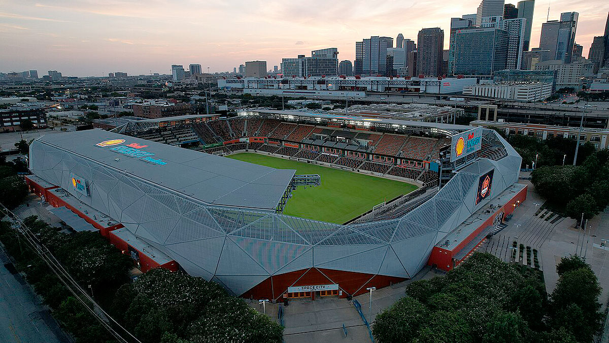 O Houston Stadium tem muito pedigree futebolístico e certamente se reunirá mais antes do torneio. O estádio já recebeu o All-Star da MLS, jogos das seleções dos Estados Unidos e do México e três partidas da Copa América Centenário em 2016. Divulgação/Hdfc PR/Wikimedia Commons