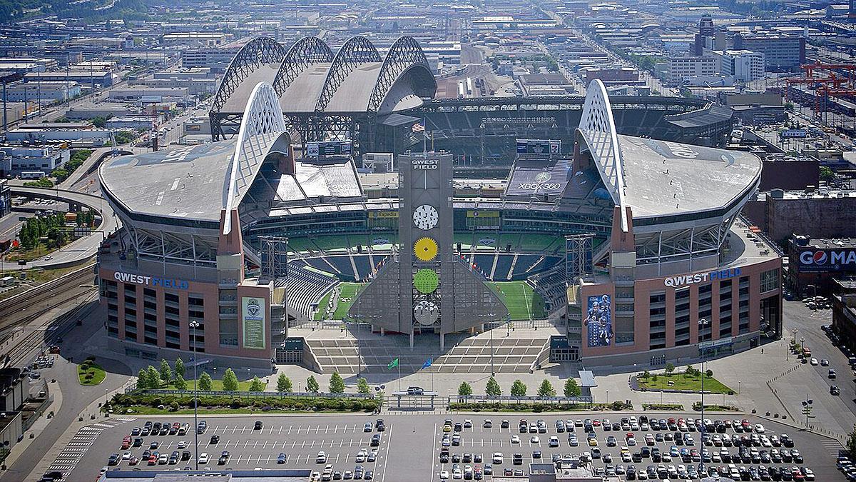 Este estádio possui uma forma única de ferradura, com a extremidade norte aberta em direção ao deslumbrante horizonte de Seattle. Incluído duas vezes no Guinness Book of World Records como o estádio ao ar livre mais barulhento, ele se tornou conhecido como uma fortaleza para o Seattle Sounders, da MLS, e o Seattle Seahawks, da NFL. Divulgação/Matthias Klappenbach/wikimediacommons