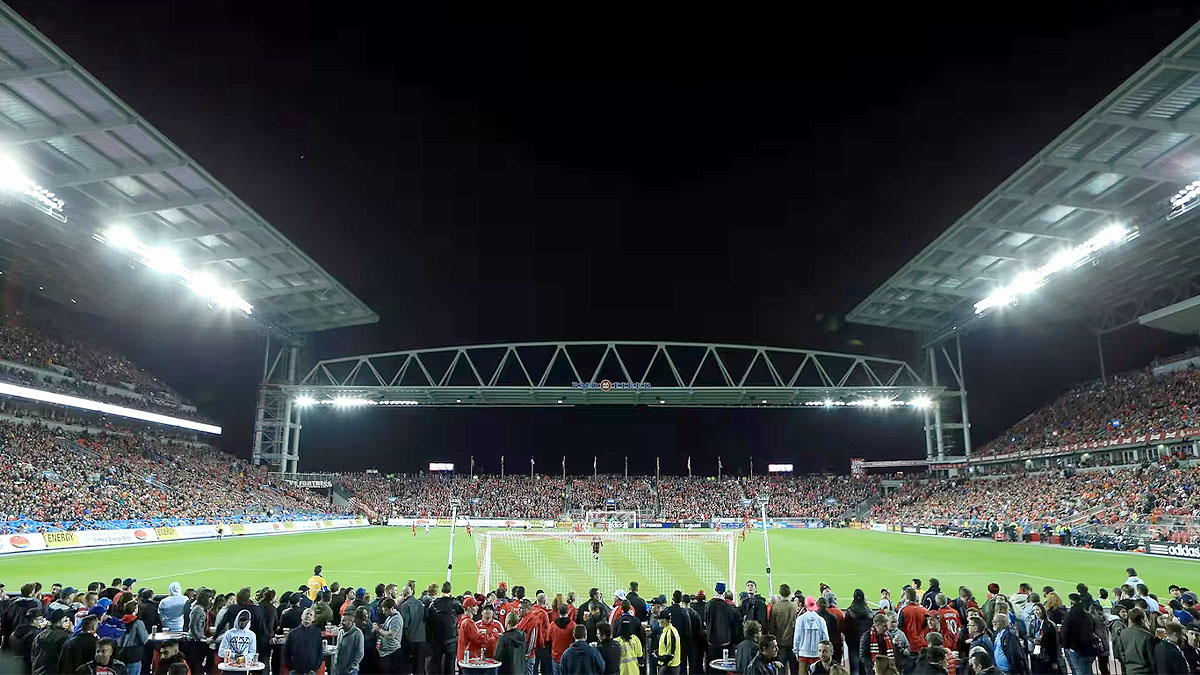O Toronto Stadium foi inaugurado para a Copa do Mundo Sub-20 da FIFA de 2007 e foi palco da final vencida pela Argentina. Construído com um teto ao estilo Premier League e com arquibancadas íngremes ao redor do gramado, a estrutura lembra os estádios do futebol britânico. Divulgação/FIFA