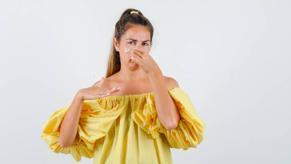 Truque simples funciona como barreira temporária contra o mau cheiro. Foto: Freepik