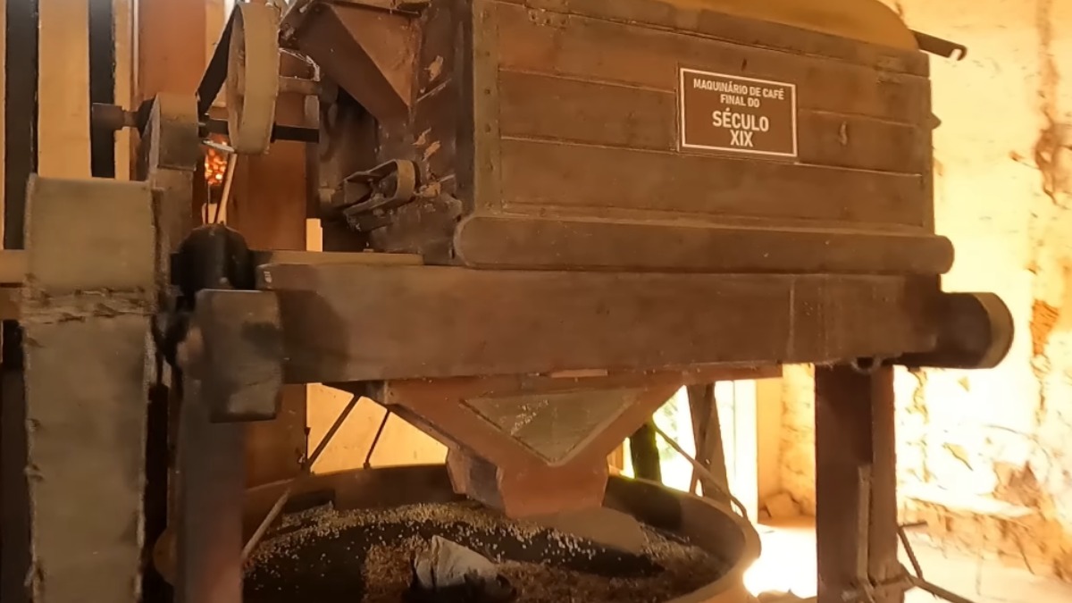 Ainda em 1800, a fazenda já somava 3 mil hectares e centenas de milhares de pés de café mantidos por mão de obra escravizada. - (Fotos: Reprodução/YouTube)