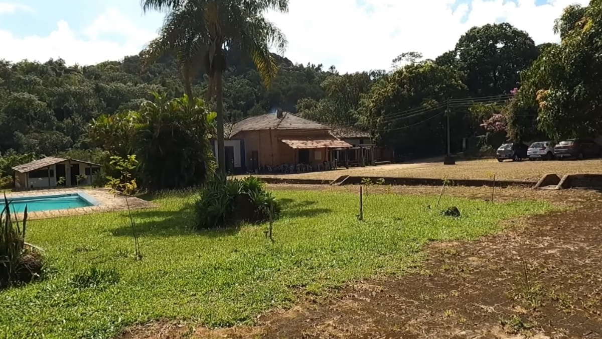 Para quem deseja unir gastronomia típica, arquitetura histórica e contato com a natureza, este refúgio a menos de duas horas da Capital é parada obrigatória.