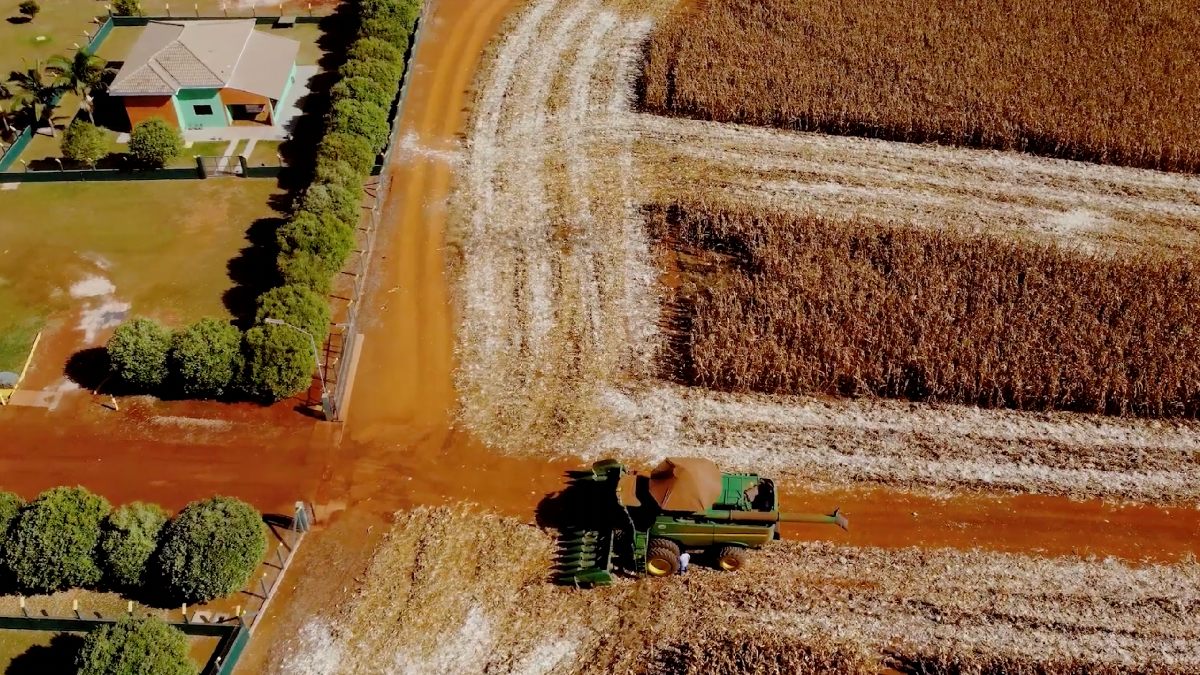 2. Produtor rural aplica remineralizadores de solo em fazenda no Cerrado brasileiro; método reduz custos em até 64% e pode gerar mais de R$ 2 mil por hectare. Foto: Reprodução/Youtube