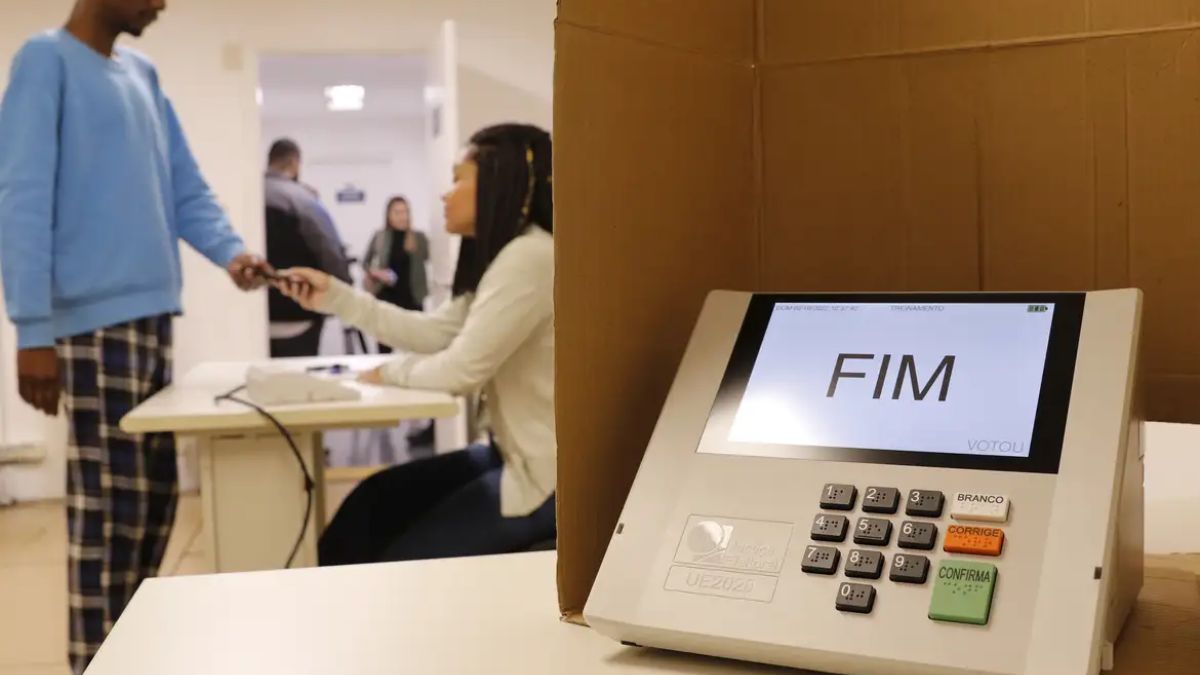 Para evitar o cancelamento do título e o bloqueio de passaportes ou concursos, o eleitor deve quitar multas e atualizar o cadastro até o dia 6 de maio. Fernando Frazão/Agência Brasil