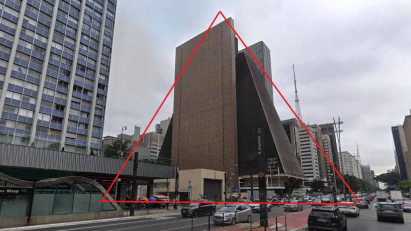1- Formato de pirâmide inacabada, que, segundo o site, lembra a pirâmide presente na nota de um dólar e em monumentos do Egito Antigo, símbolo frequente em teorias sobre sociedades secretas.