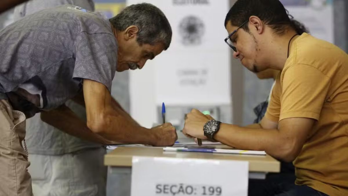 o eleitor deve apresentar documento oficial com foto antes de votar. Este rigor na seção eleitoral é o que garante a segurança do processo e evita fraudes. Custodio Coimbra/Reprodução