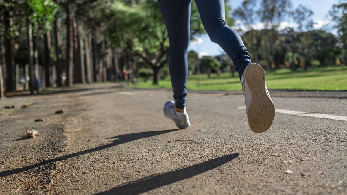 Mesmo poucos minutos de caminhada ao longo do dia já trazem benefícios para o metabolismo e a saúde. Foto: Pixabay