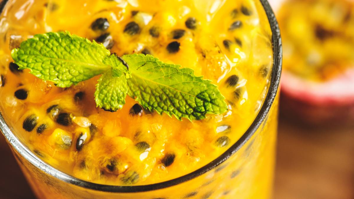 Sucos de frutas tropicais são ótimos para trazer a refrescância nos drinks (Foto: Freepik)
