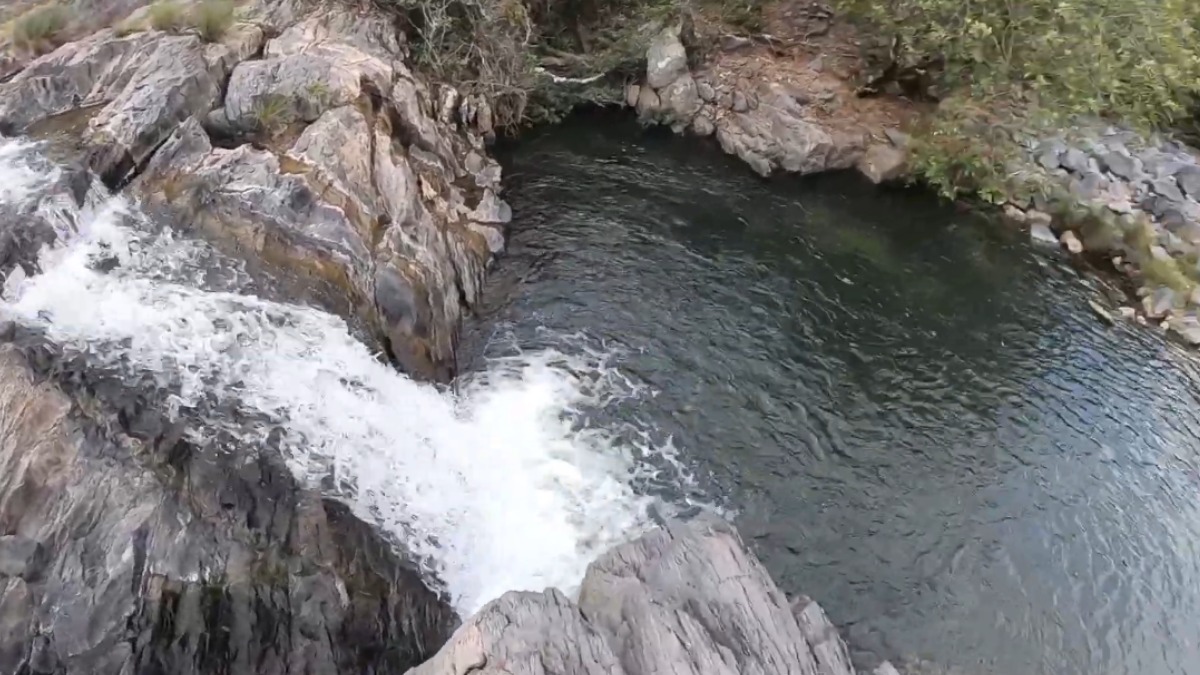 No nível inferior, corre um rio subterrâneo de leito liso e escuro, em que o fundo é uma pedra única, o que confere ao local o apelido de 'piscina de mármore'.
